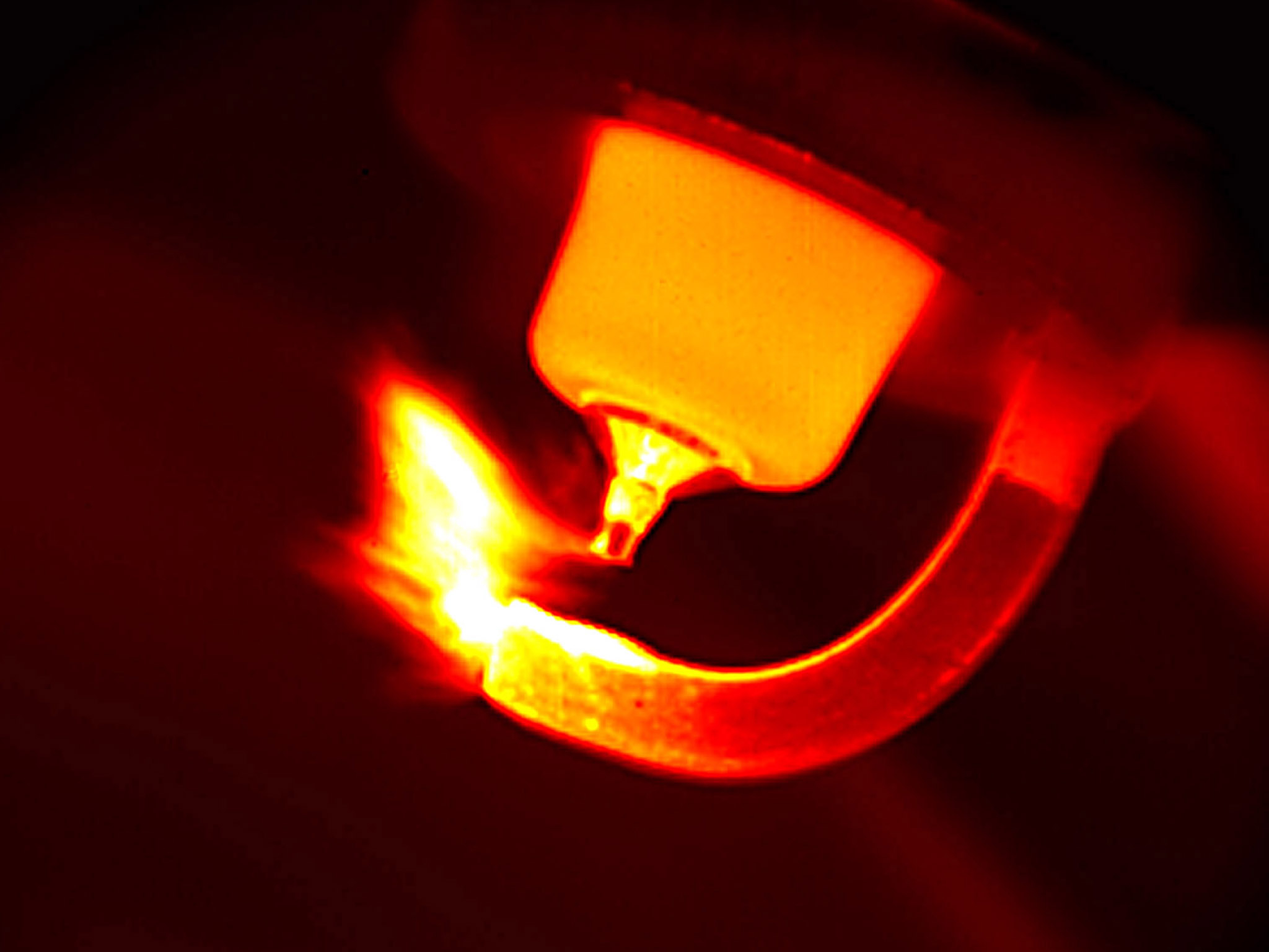Flame propagation from spark plug shown with thermal imaging